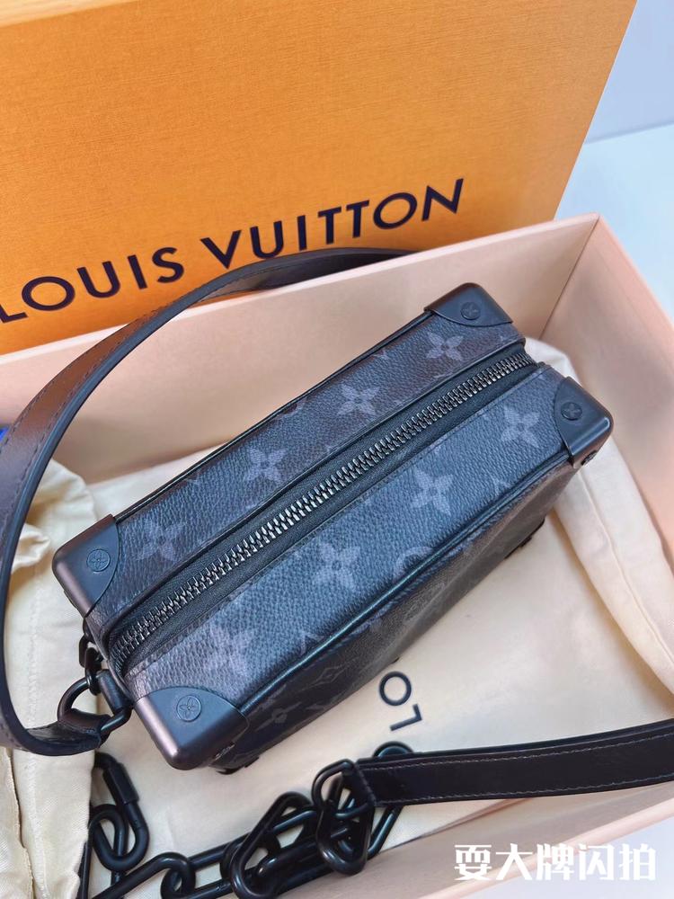 Louis Vuitton路易威登 闲置限定秀款soft trunk黑花软盒子 LV闲置限定秀款soft trunk黑花软盒子，高颜值独特设计非常个性，各路明星上身，断货难买 一包难求，专柜公价24700，附件如图